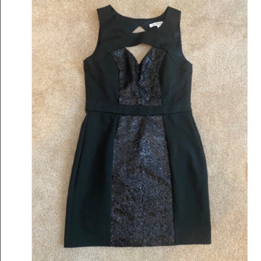 Beautiful sheath-style fitted women’s dress